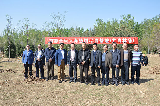 参加座谈的人员在共青林场义务植树基地抚育现场合影 修改后.jpg