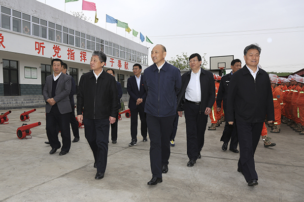 4月19日，国家林业局副局长李树铭一行视察赞皇县森林消防火队，副省长沈小平陪同。.jpg