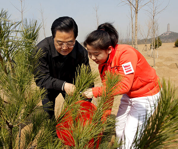 2010年胡锦涛植树 拷贝.jpg