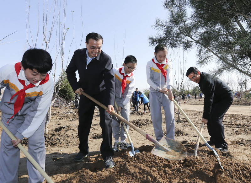 这是李克强在植树。新华社记者 丁林 摄